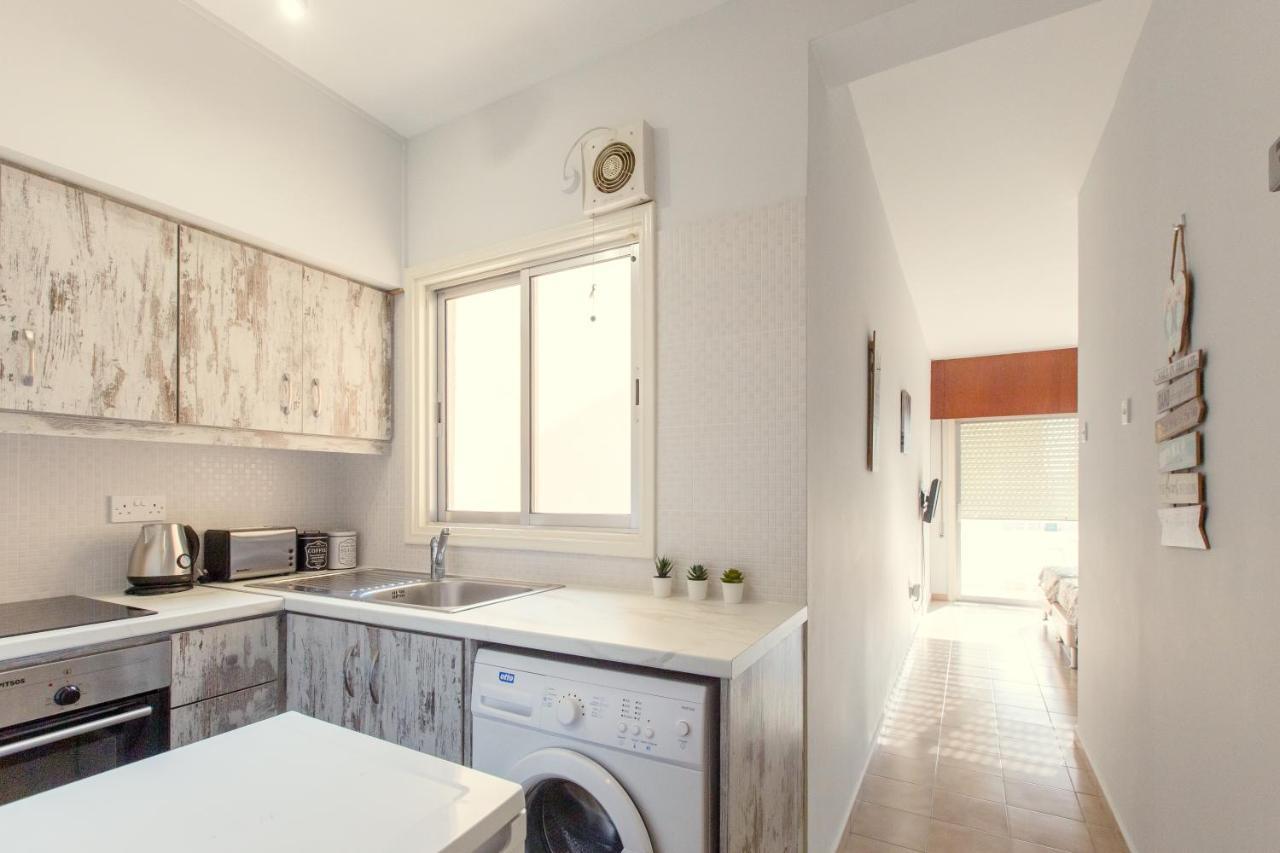 Furnished Seafront Studio Larnaca Exterior foto